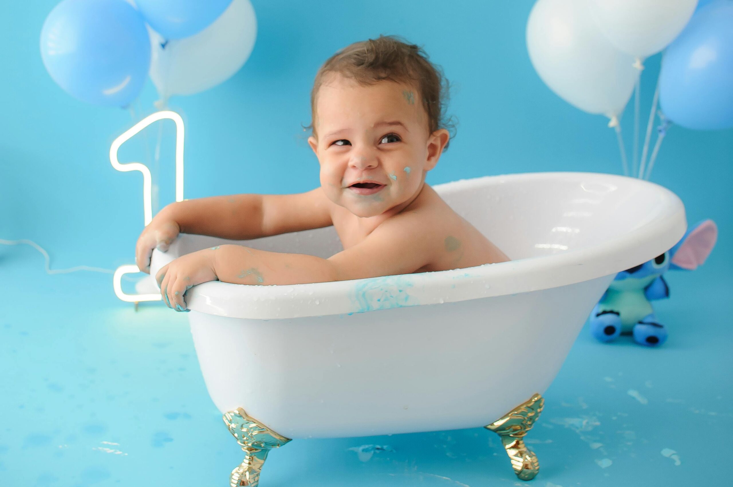 Mamma fa il bagnetto al neonato in vaschetta con acqua alla giusta temperatura