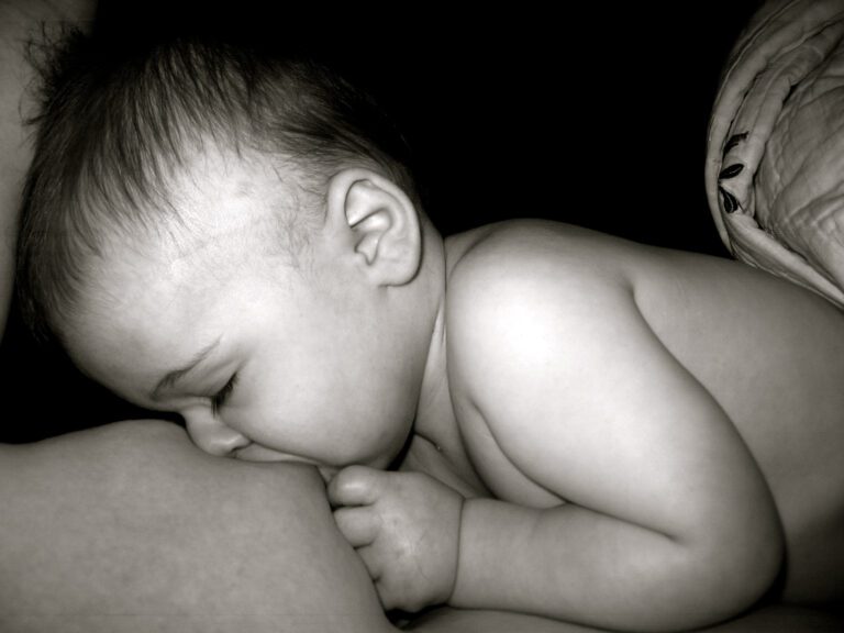 Neomamma che allatta il neonato in posizione corretta per evitare dolore ai capezzoli
