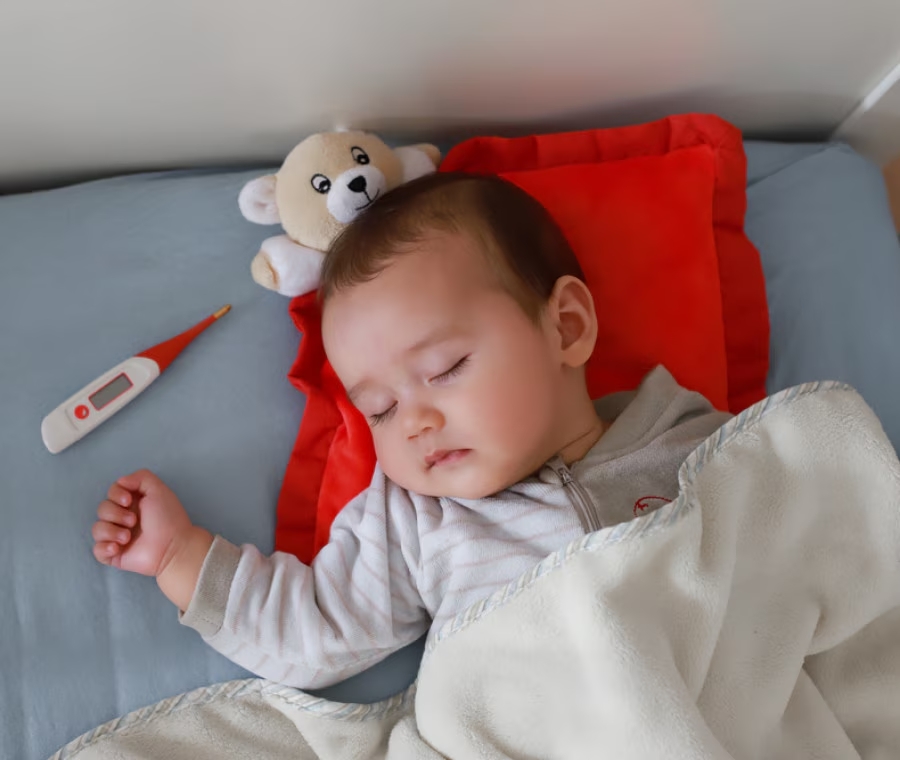 Febbre neonato: cosa fare, quando preoccuparsi e come misurarla 2 Neonato con febbre sdraiato e visibilmente sofferente. Febbre neonato