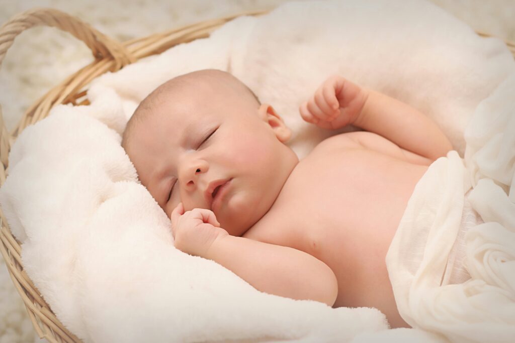 10 Trucchi Infallibili per Far Dormire il Neonato Tutta la Notte 2 Neonato che dorme profondamente avvolto in una coperta di cotone dormire il neonato